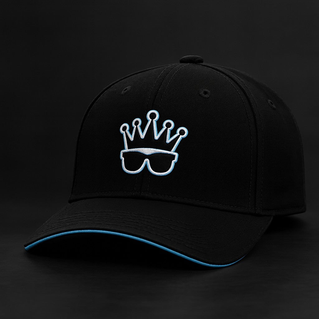 Gorra La Nota 12 AM negra, vista tres cuartos con la corona bordada