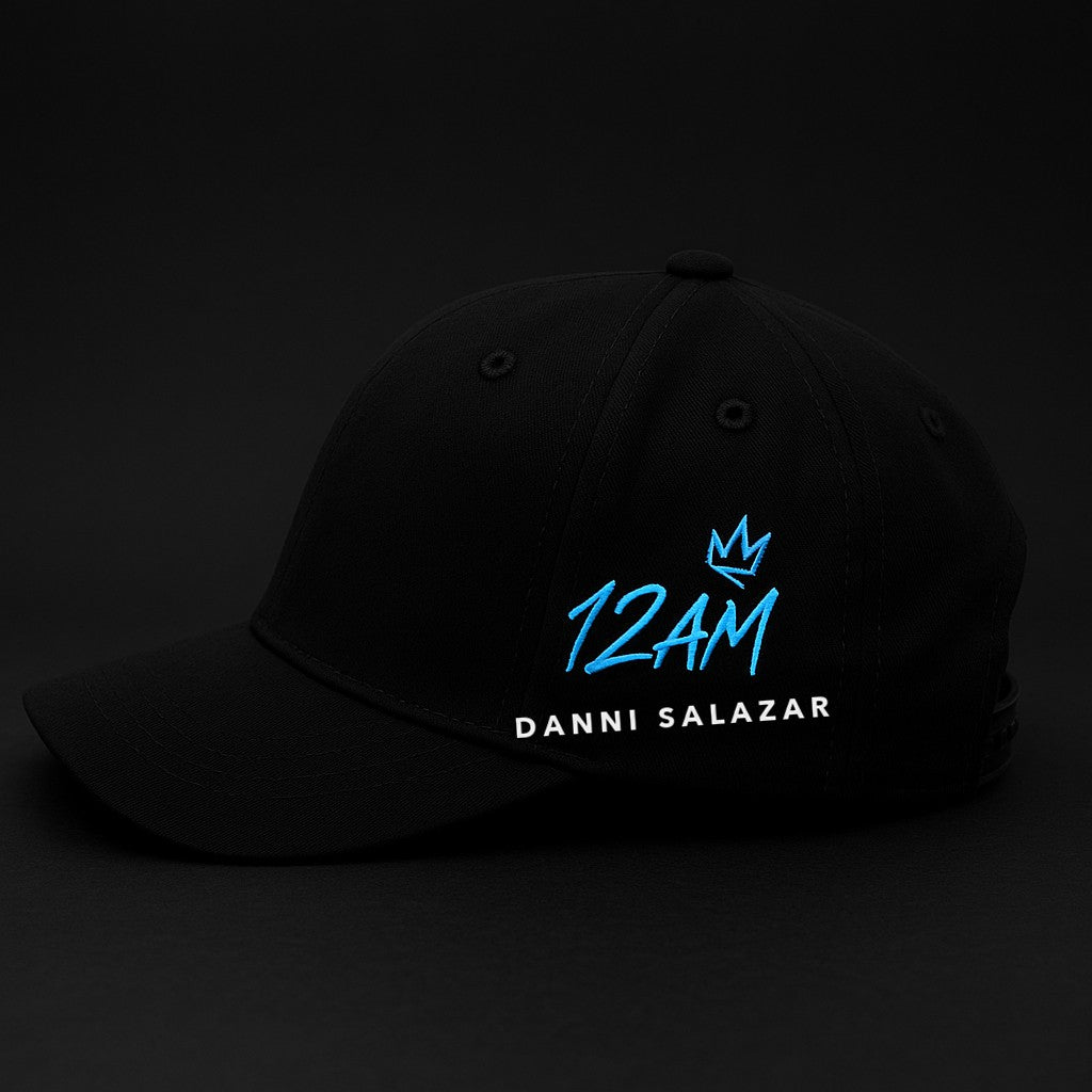 Lateral de la gorra con el bordado 12AM Danni Salazar