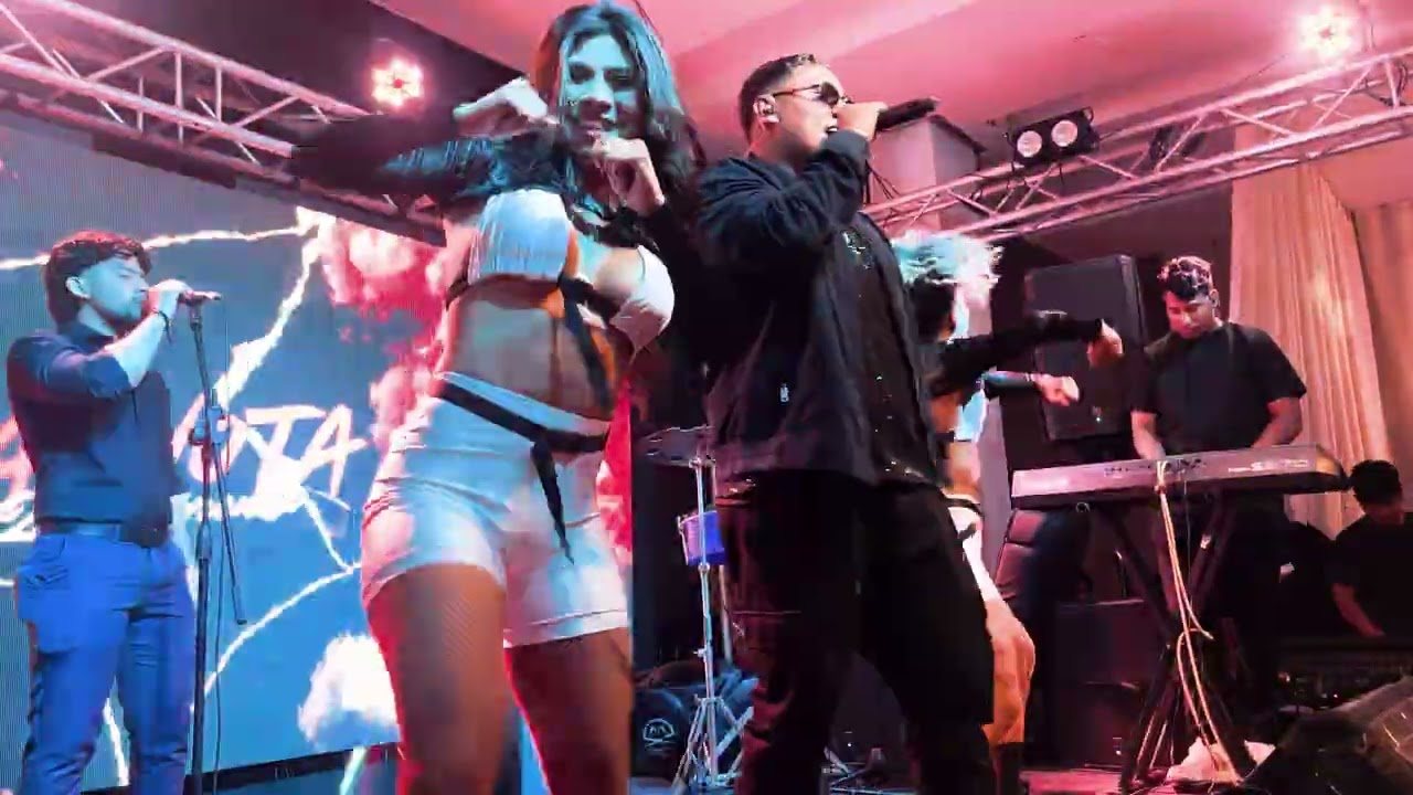 12 AM · En concierto